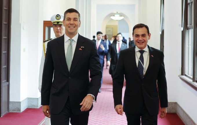 Santi viajó a Miami donde se reunirá con inversionistas