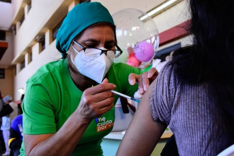 Analizarán posibilidad de combinar vacunas para completar vacunación