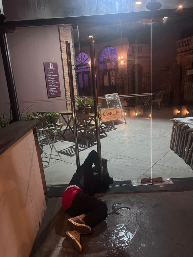 Joven habría intentado hurtar en el teatro Ignacio A. Pane y quedó atrapado en la puerta