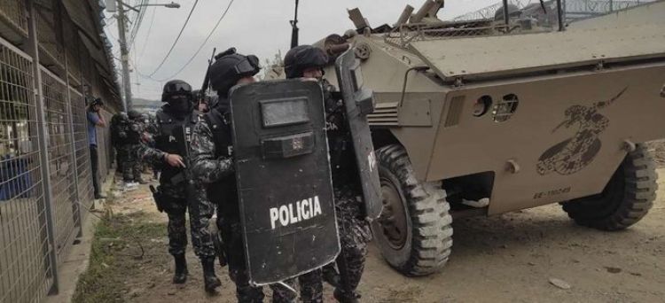 Militares y policías asumieron pleno control de cárcel de Ecuador sacudida por masacre