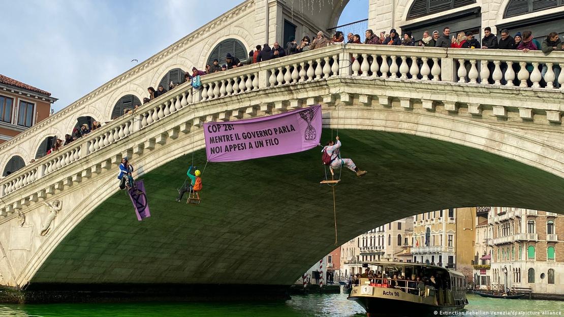 Activistas tiñen de verde el Gran Canal de Venecia