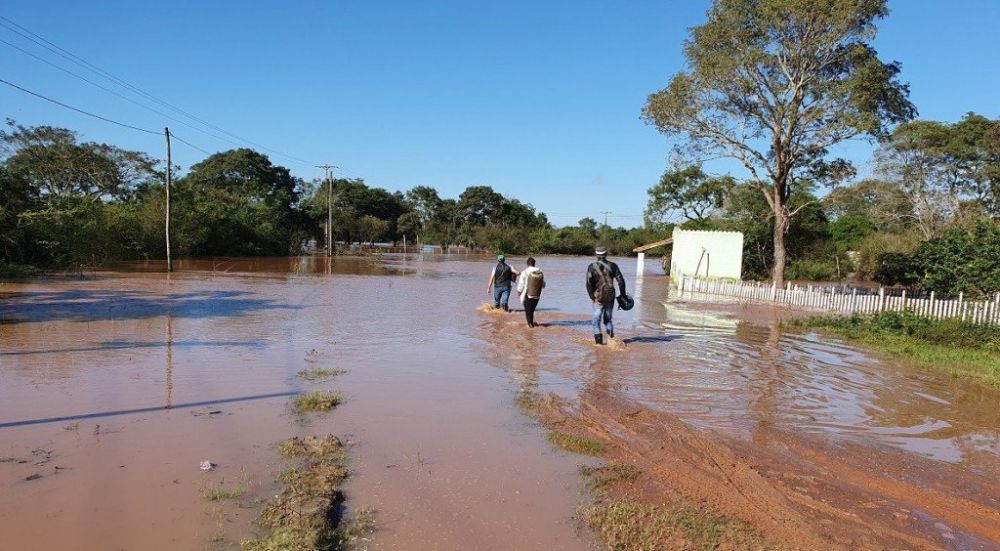 Río Ypané desborda cabecera de puente en Belén