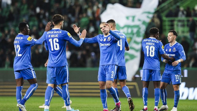 Porto se hace con el clásico y acorta distancias con el líder