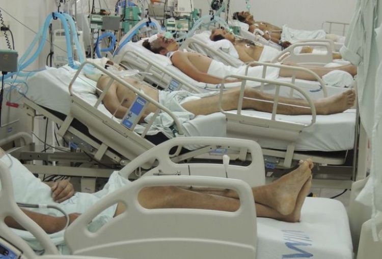 Incesantes pedidos de cama: ya eligen a quién internar y hay pacientes en sillones