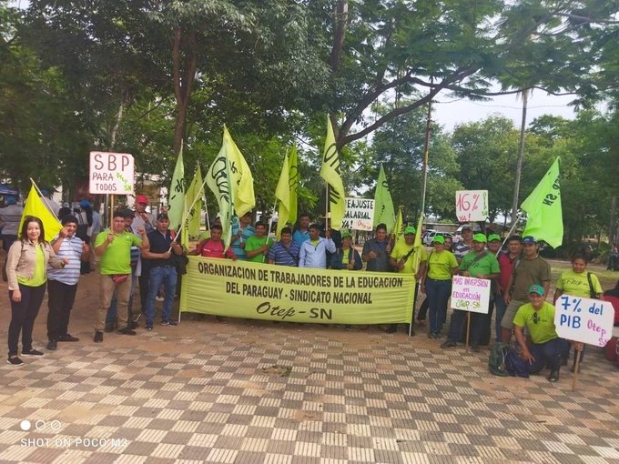 Docentes se movilizan en el microcentro: piden centralizar presupuesto