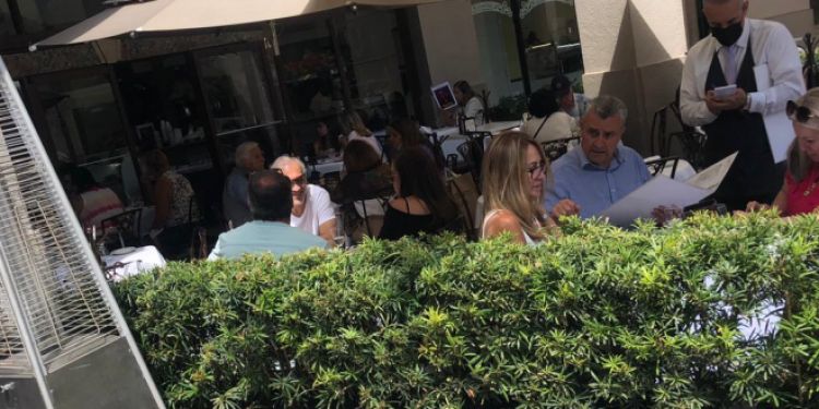 Fotografan a Villamayor en restaurante top de Miami y se habla de un "turismo de vacunas"