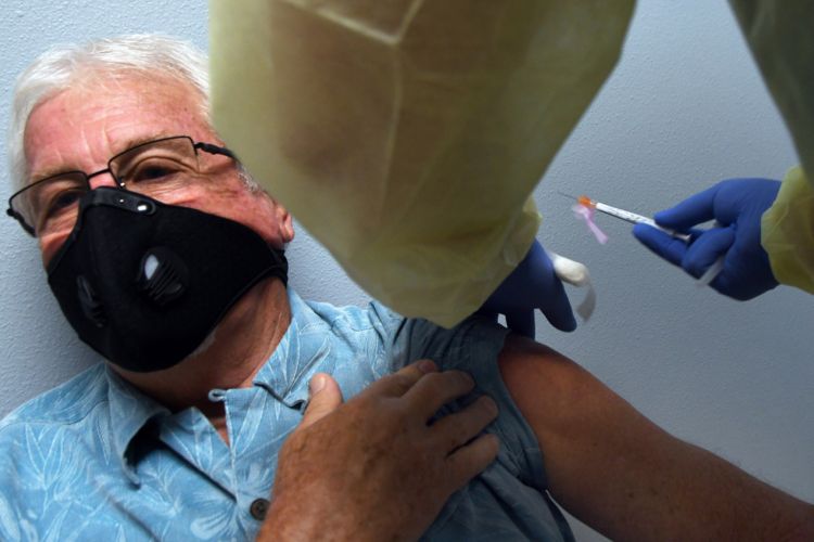 Habilitan vacunación a mayores de 75 años en adelante