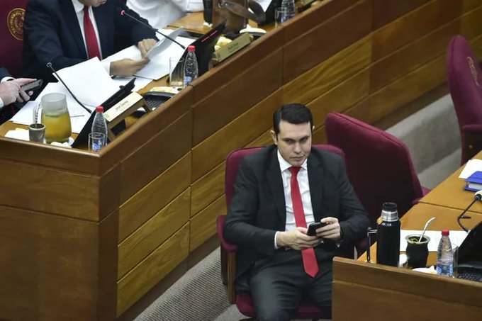 Aparece un tercer certificado que hunde más al senador Hernán Rivas