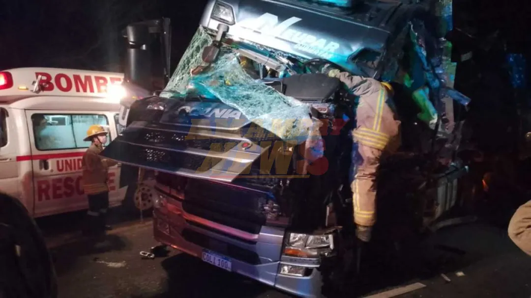 Choque frontal entre camiones deja dos fallecidos y varios heridos en San Pedro