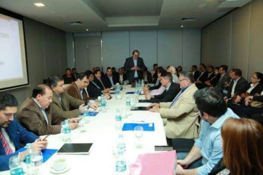 Ronald Acevedo participó de reunión de trabajo en la Capital del país