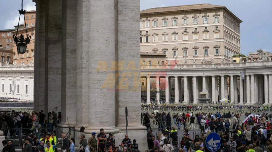 Kilométricas colas bajo la lluvia para decirle adiós al papa
