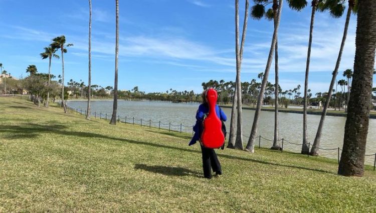 La artista Berta Rojas apela a la solidaridad para recuperar su guitarra que le robaron en EEUU