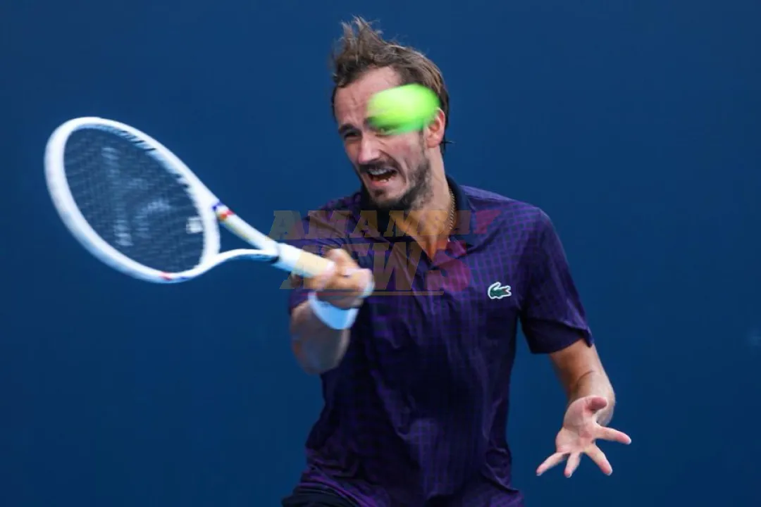 Medvedev desarma a Zverev y se mete en las semifinales del Abierto de China