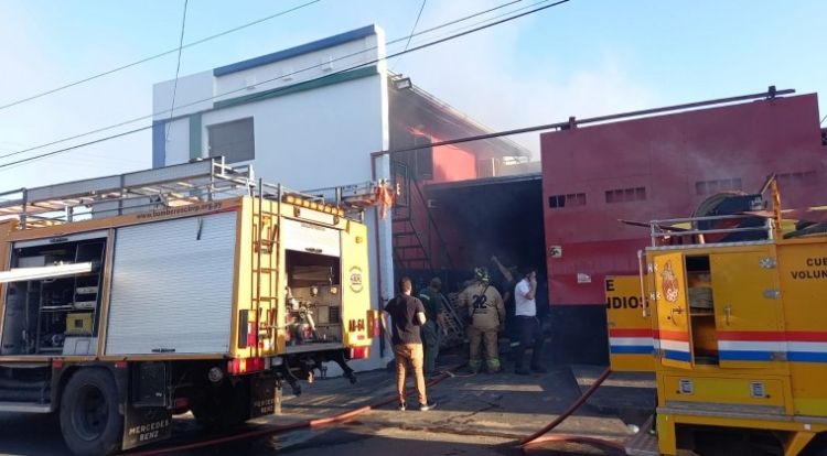 Controlan incendio en un depsito de Loma Pyt