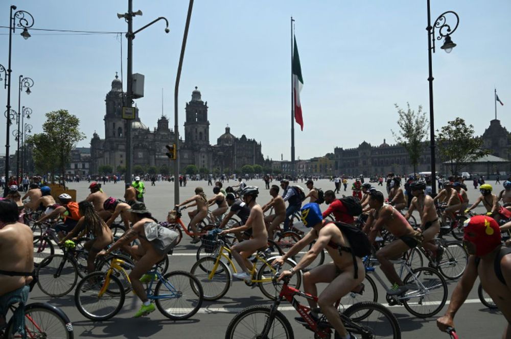 Ciclistas desnudos toman Ciudad de México para concientizar por el uso del automóvil