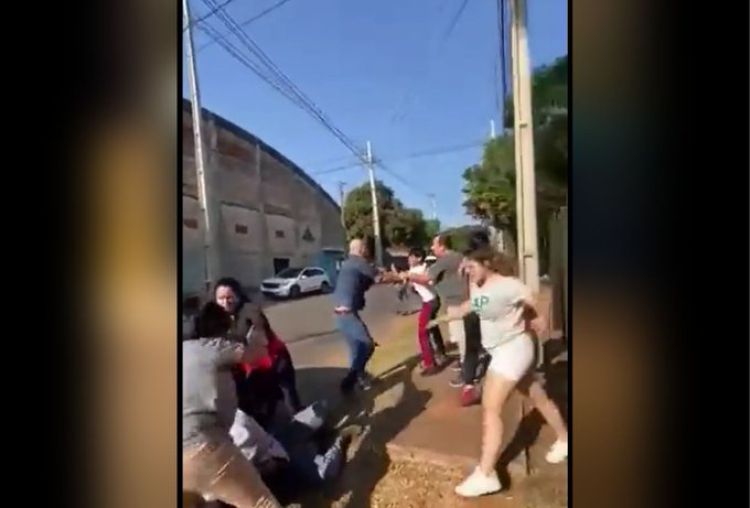 Dos familias llegaron a los golpes en un caótico intento de desalojo