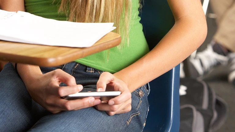 UNESCO y la prohibición del uso de celulares en escuelas