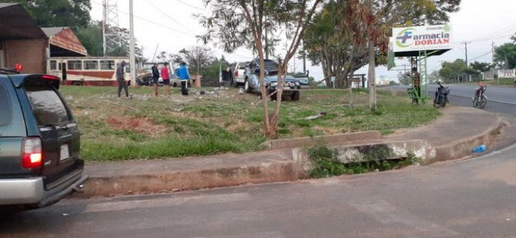 Una joven muere tras violento choque de camioneta por columna de la ANDE