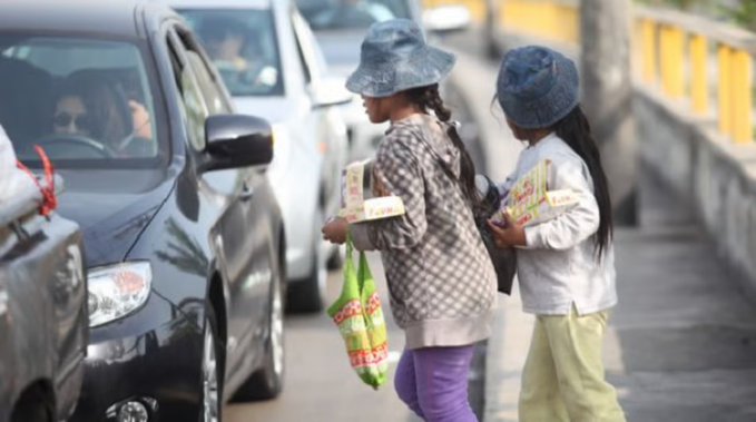 Imputan a mujer que obligaba a sus hijos menores a pedir dinero en la vía pública