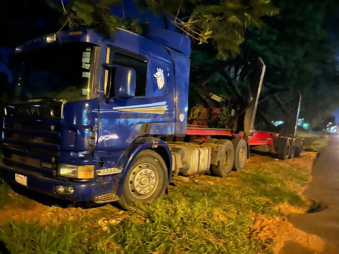 Joven motociclista muere tras caer y ser arrollado por un camión