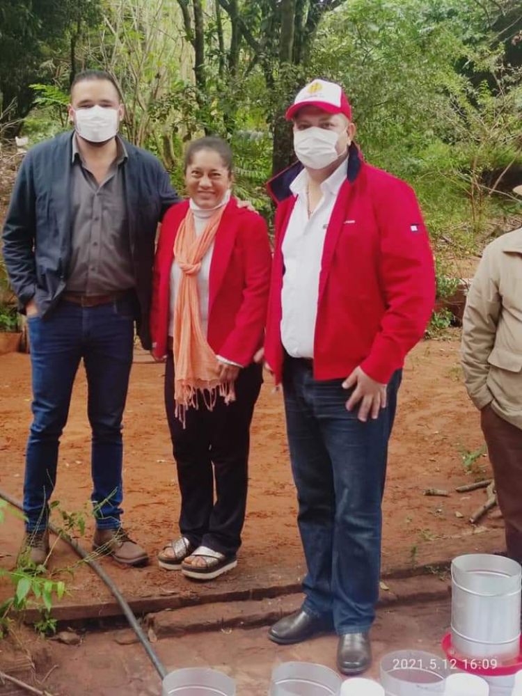 Diputado colorado entregó pollitos para 13 familias en ayuda de candidatura de Wilfrido Figueredo