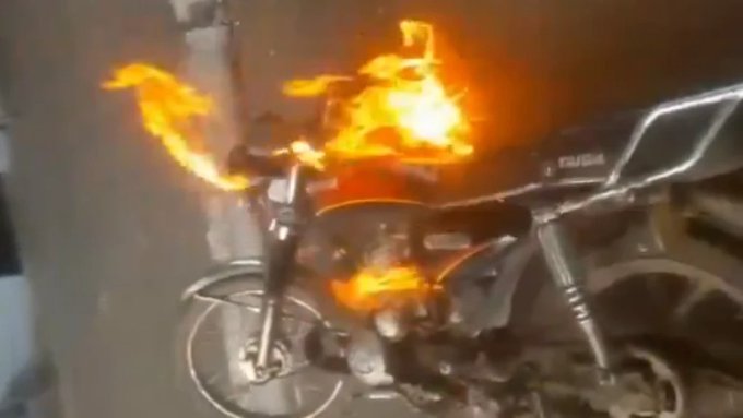 Quemó su moto ante supuesto pedido de coima de la PMT