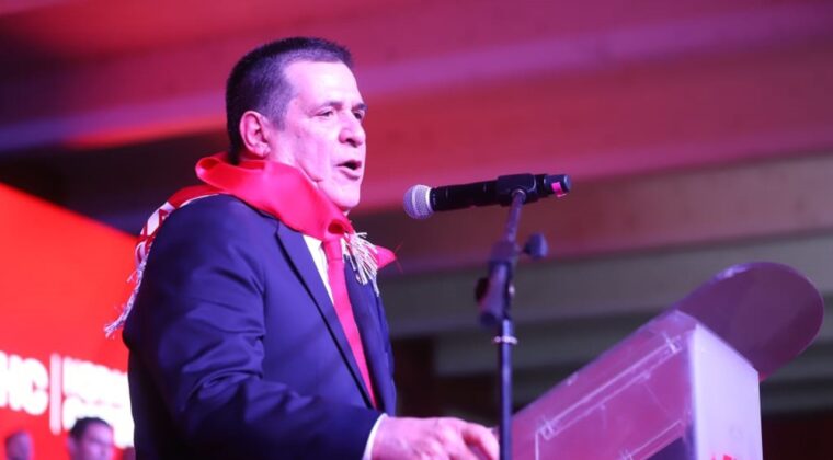 Horacio Cartes asumió la Presidencia de la ANR