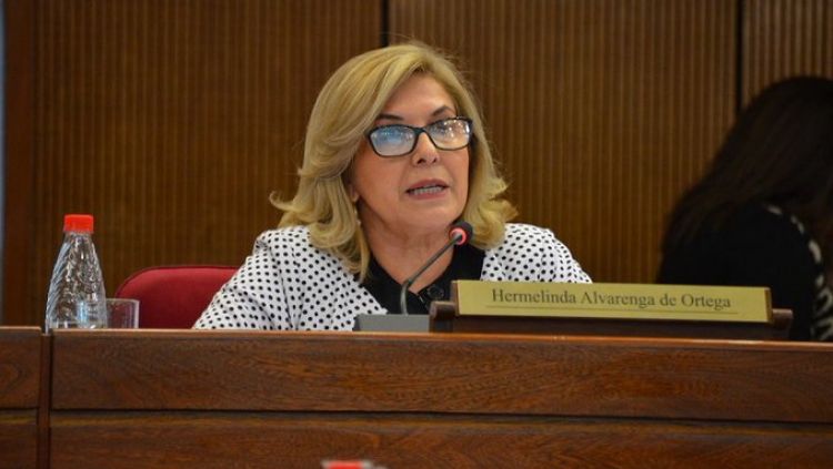 Mirta Gusinky debe perder su investidura, dice senadora liberal