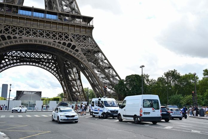 Policía francesa evacuó la Torre Eiffel por una falsa amenaza de bomba