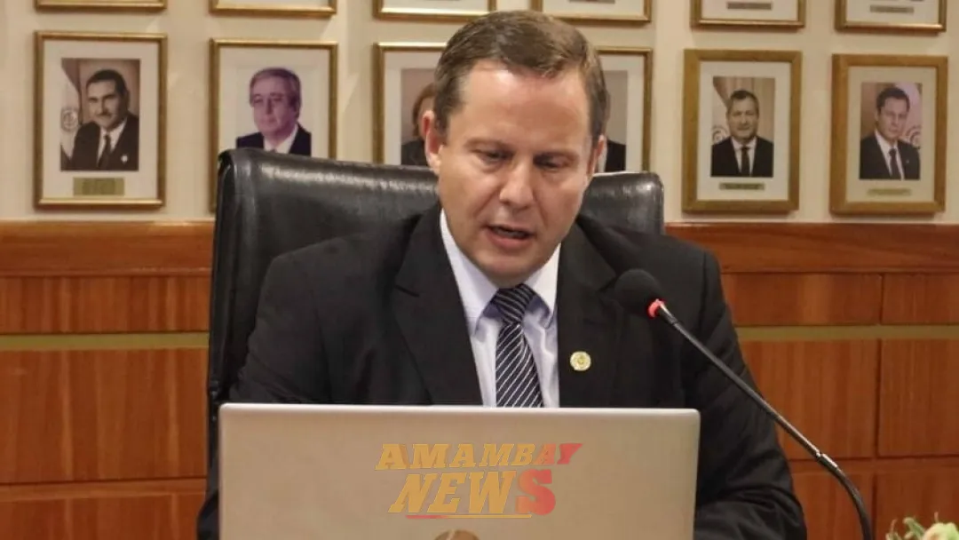 Estando de vacaciones y teniendo un sustituto, ministro firma resoluciones