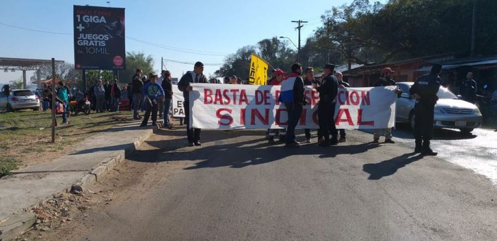 Funcionarios de la Dinac se manifiestan en Luque