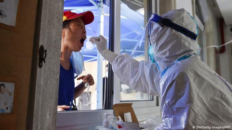Estudio: China advierte de brote masivo de COVID si se abre como EE. UU. o Francia