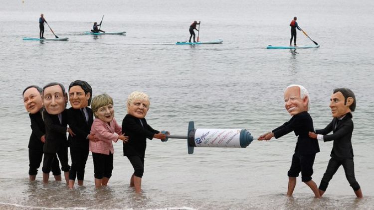 Dos muñecos inflables de Johnson y Biden flotan en una balsa en las costas de Cornualles