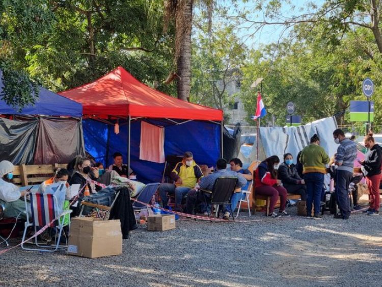 Familiares de pacientes rechazan nuevas medidas del IPS Ingavi