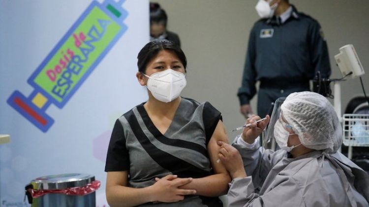 Arce anuncia que Bolivia recibirá en febrero casi un millón de vacunas