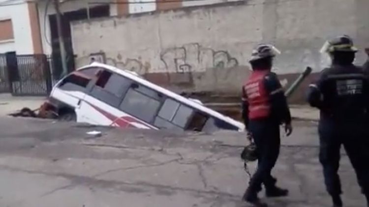 Calle rota de Caracas se traga un autobús con pasajeros