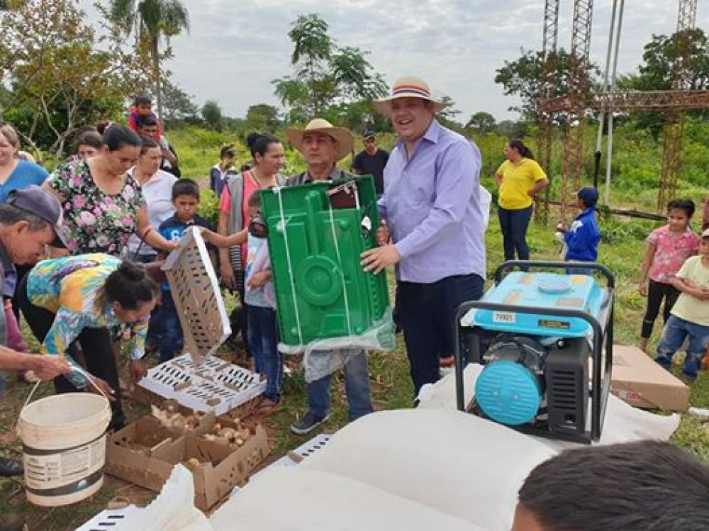 Muy poco: Diputado colorado entregó pollitos en Bella Vista Norte