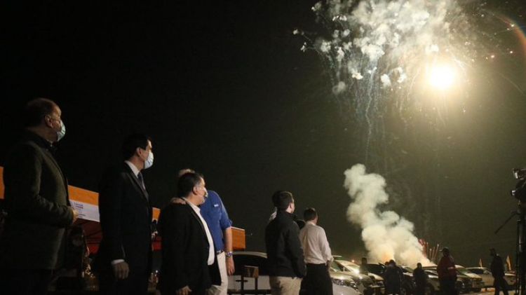 Gobierno festeja con bombas y fuegos artificiales los 1 millón de vacunados