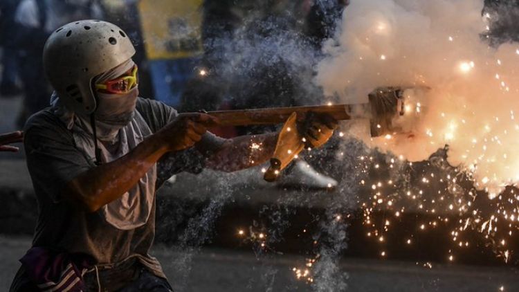 Murió un policía en Cali durante las protestas previas a otra reunión sobre garantías en las marchas