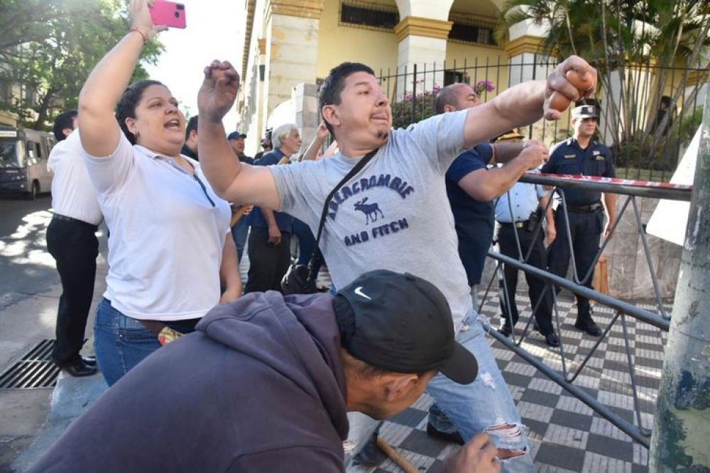 Incidentes y huevazos durante huelga de funcionarios de Hacienda