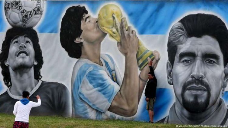Ovaciones y lágrimas en homenaje del fútbol argentino a Maradona