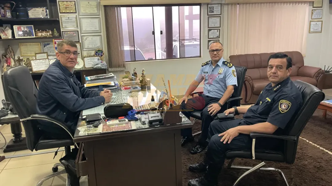 Ronald Acevedo recibe visita de nuevos jefes policiales del Amambay