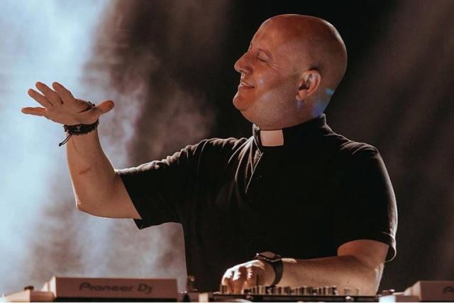 ¿Quién es el sacerdote DJ que está revolucionando las redes por su show en la JMJ Lisboa 2023?