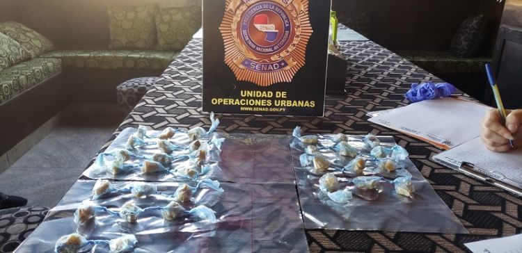 Arrojan paquete de crack al predio de una vivienda en Luque