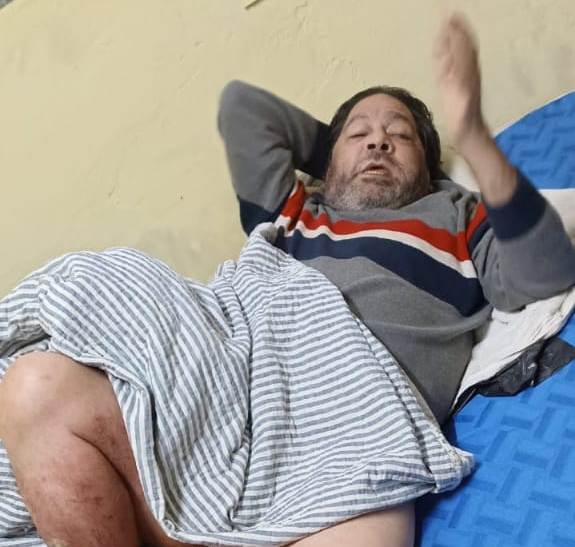 Con graves problemas de salud, hermano de senadora está abandonado y sin dinero