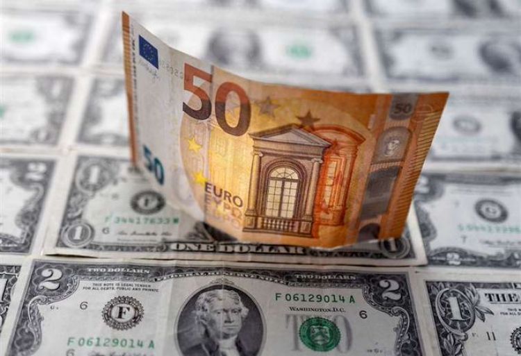 Crisis energética golpea al euro que fue superado por el dólar