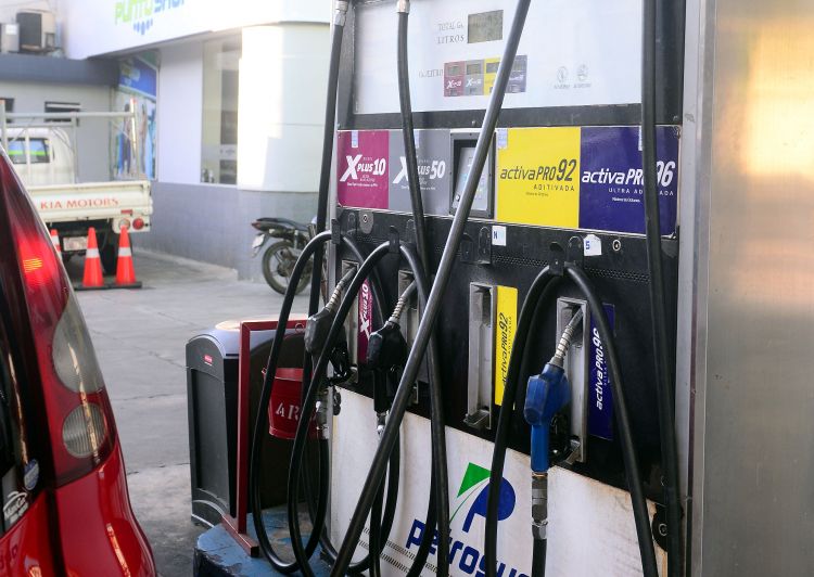 Se torna inminente la suba de los precios del gasoil y de las naftas
