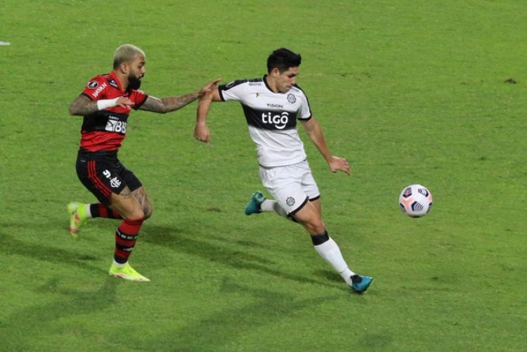 Huracán reclama ante FIFA la deuda de Olimpia por Saúl Salcedo