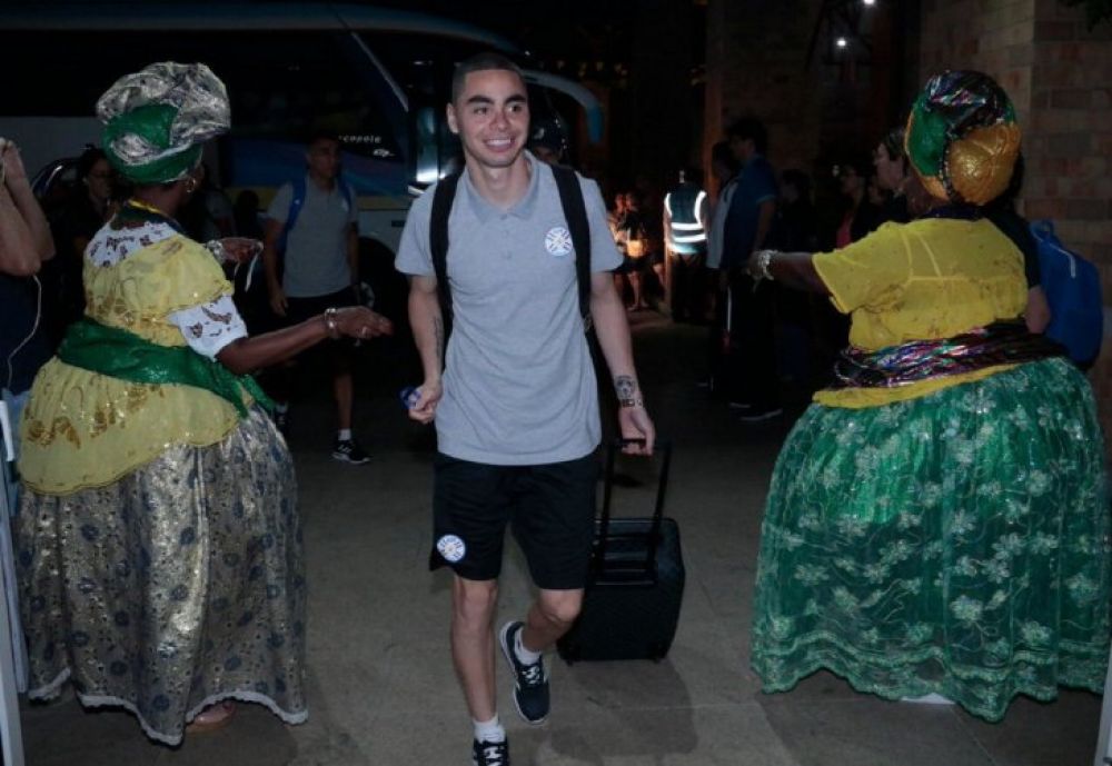 La Albirroja arribó a Salvador, sede del juego ante Colombia