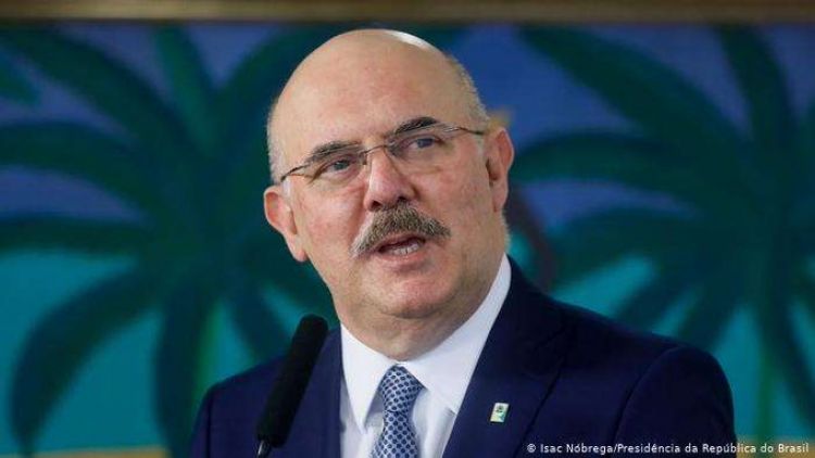 Fiscalía de Brasil pide investigar a ministro por homofobia